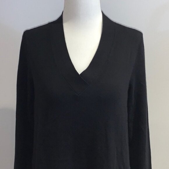 Tommy Hilfiger black/white floral chiffon V-neck sweater size Small - Picture 3 of 13